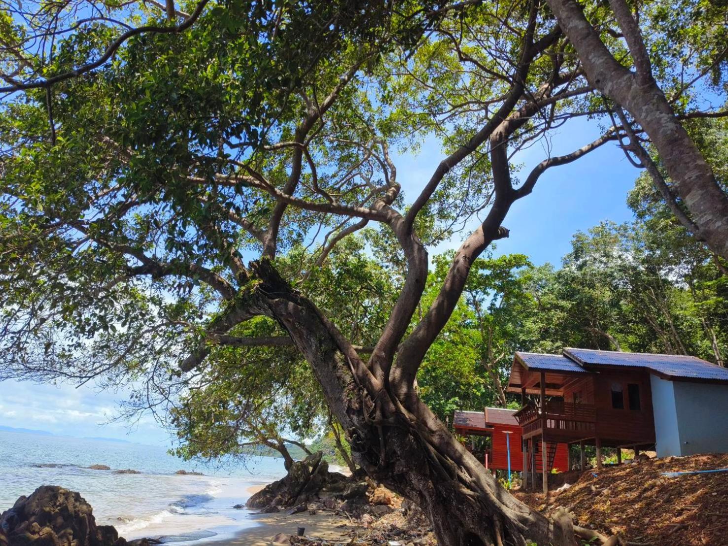 Kohjum Seafront Resort Koh Jum Exterior photo